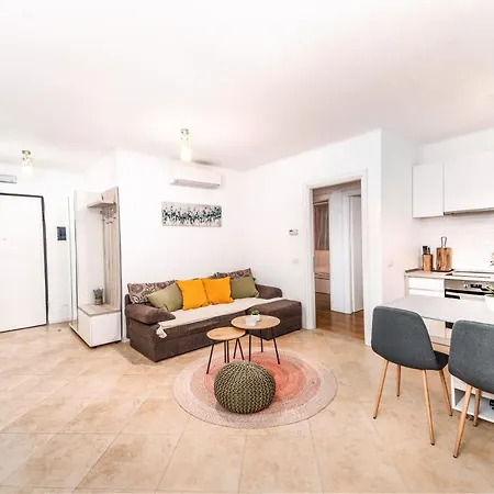 Central 700 Square Fructus Plaza - Eva