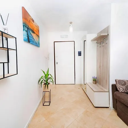 Apartment Central 700 Square Fructus Plaza - Eva *