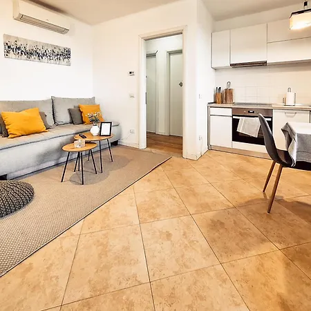 Central 700 Square Fructus Plaza - Eva